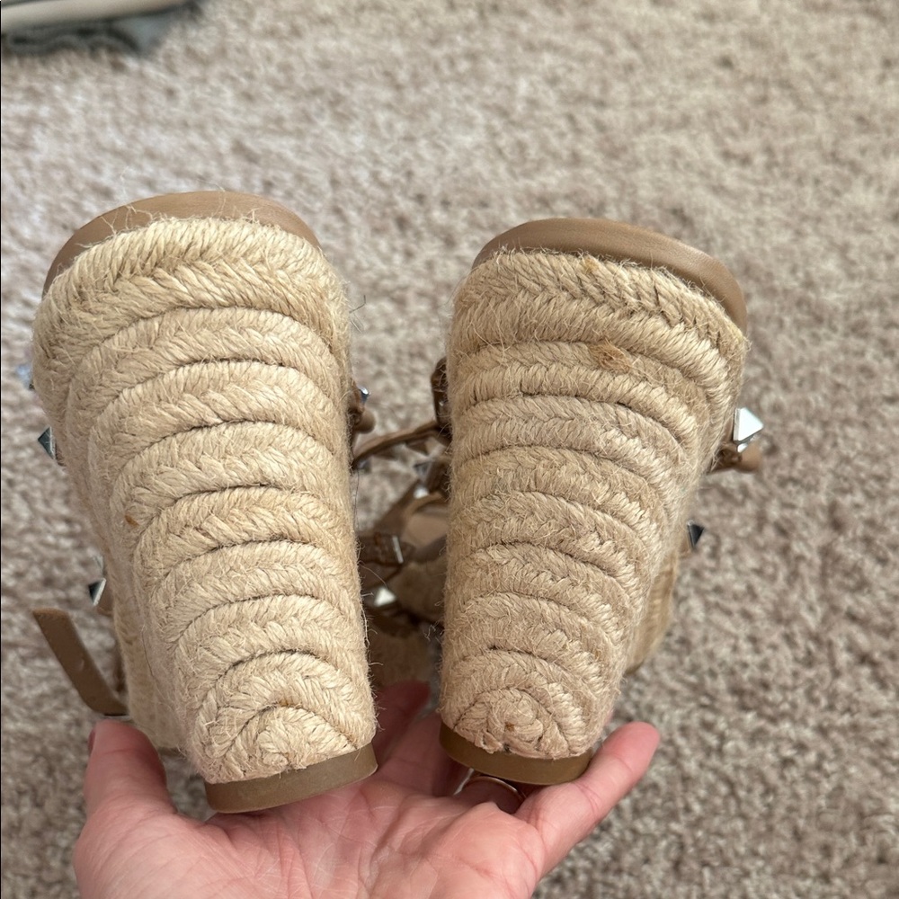 Steve Madden Beige Studded Sandals 9 - Picture 3 of 4